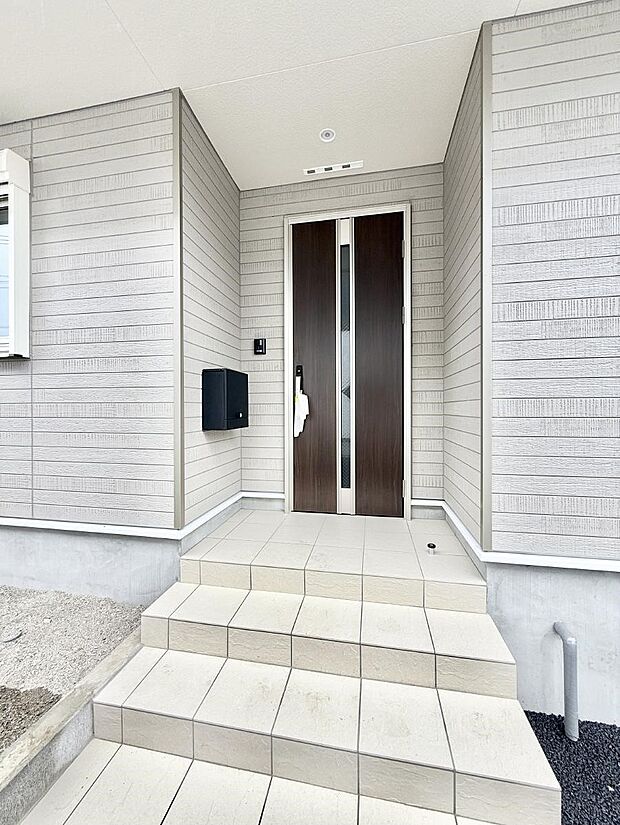 ■ シンプルで美しく、住まいの第一印象を彩る玄関です