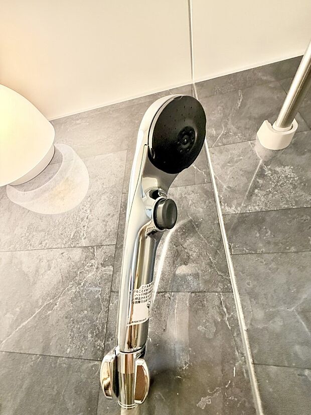 ■わざわざシャワー水栓のレバーまで手を伸ばす必要がなく、簡単に止水できる