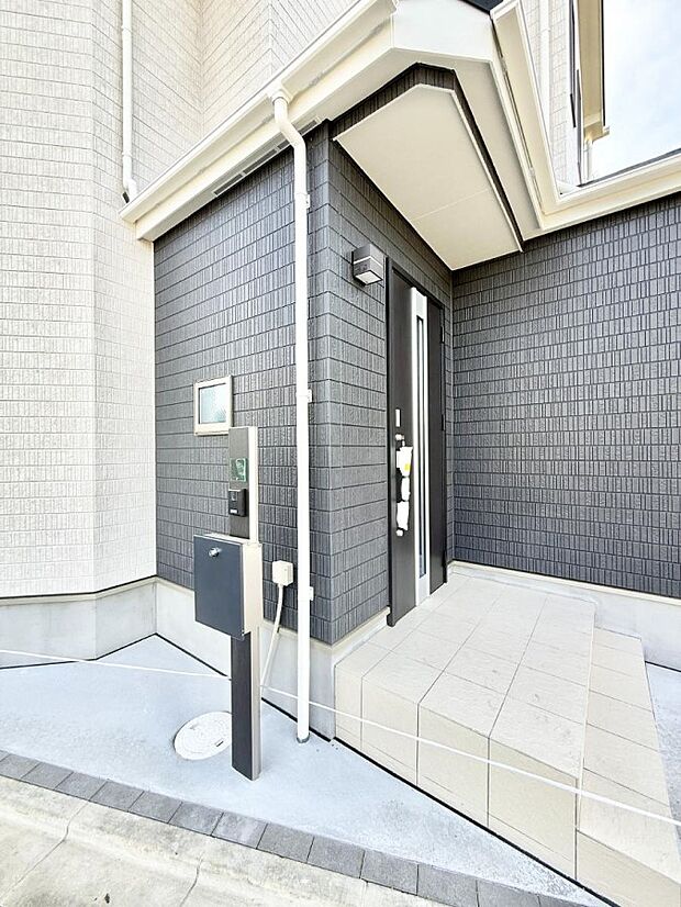 ■ シンプルで美しく、住まいの第一印象を彩る玄関です