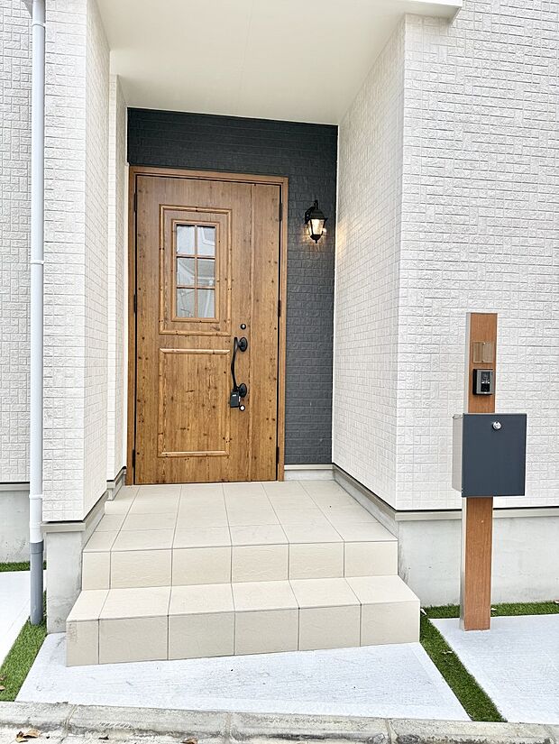 ■ シンプルで美しく、住まいの第一印象を彩る玄関です