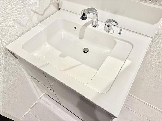 ■細かい部分まで洗いやすく便利なハンドシャワー付き