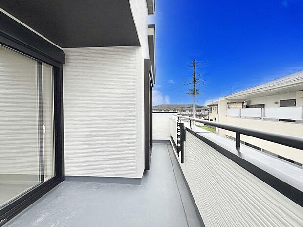 ■ 心地よい風と光を感じる、くつろぎのバルコニー