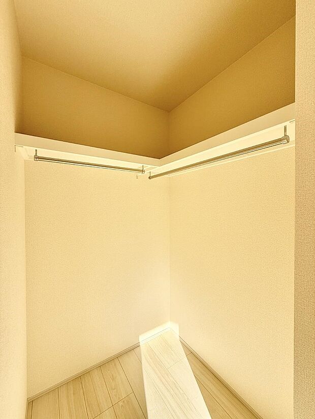 ■季節の洋服も、思い出の小物もすっきり収納できるウォークインクローゼット付  