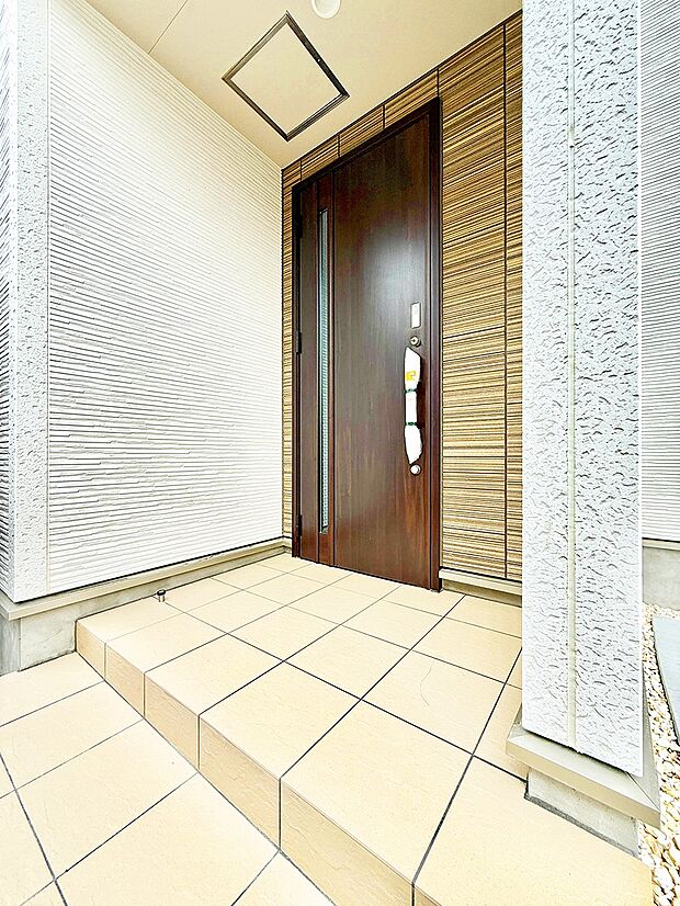 ■ シンプルで美しく、住まいの第一印象を彩る玄関です