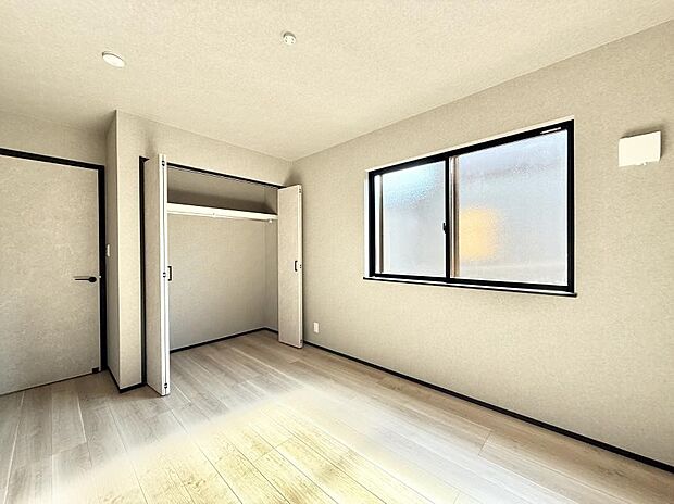 ■シンプルな空間で、収納付きベッドやデスクなど、多機能な家具を活用しやすいです