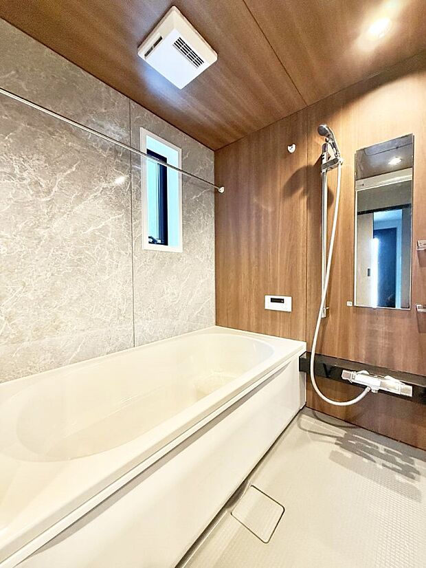 ■落ち着いた色合いの壁面、ゆっくり寛げるバスルーム