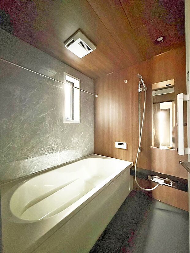 ■落ち着いた色合いの壁面、ゆっくり寛げるバスルーム