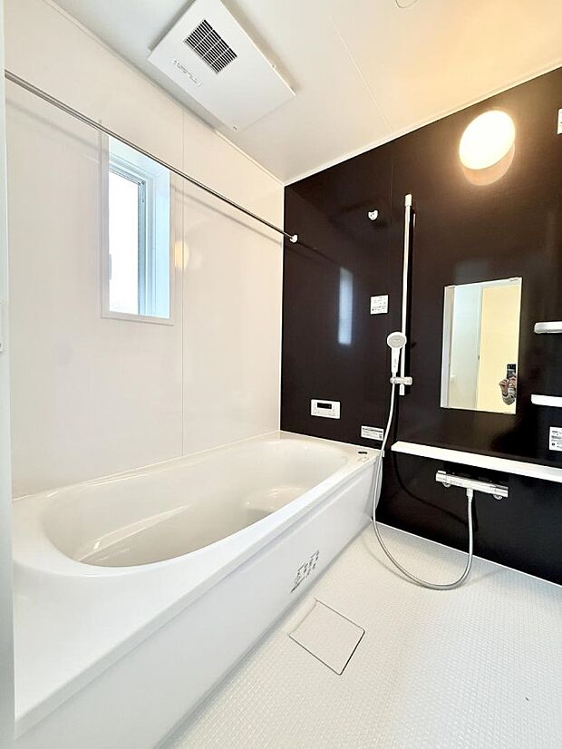 ■落ち着いた色合いの壁面、ゆっくり寛げるバスルーム