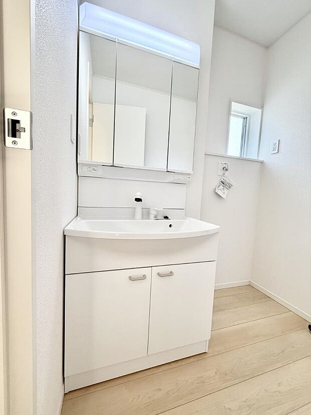 ■明るい洗面所は毎朝の歯磨きも楽しくできちゃいそうです♪