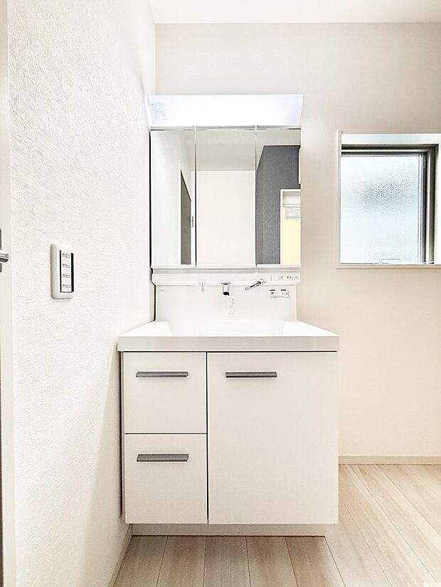 ■明るい洗面所は毎朝の歯磨きも楽しくできちゃいそうです♪