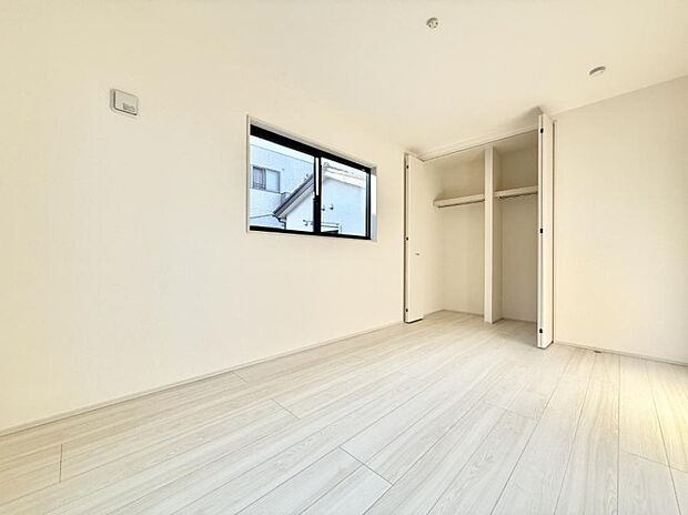 ■シンプルな空間で、収納付きベッドやデスクなど、多機能な家具を活用しやすいです