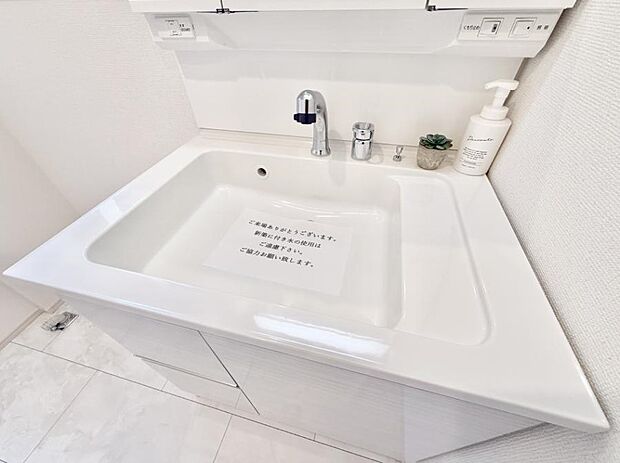 ■細かい部分まで洗いやすく便利なハンドシャワー付き