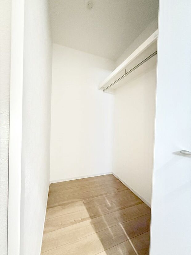 ■季節の洋服も、思い出の小物もすっきり収納できるウォークインクローゼット付