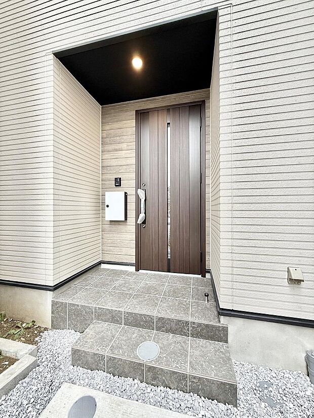 ■ シンプルで美しく、住まいの第一印象を彩る玄関です