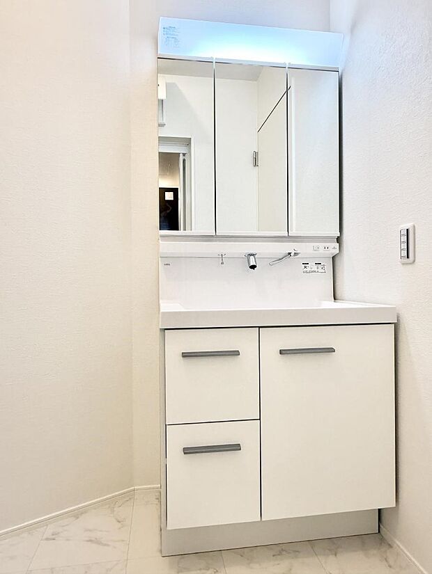 ■明るい洗面所は毎朝の歯磨きも楽しくできちゃいそうです♪