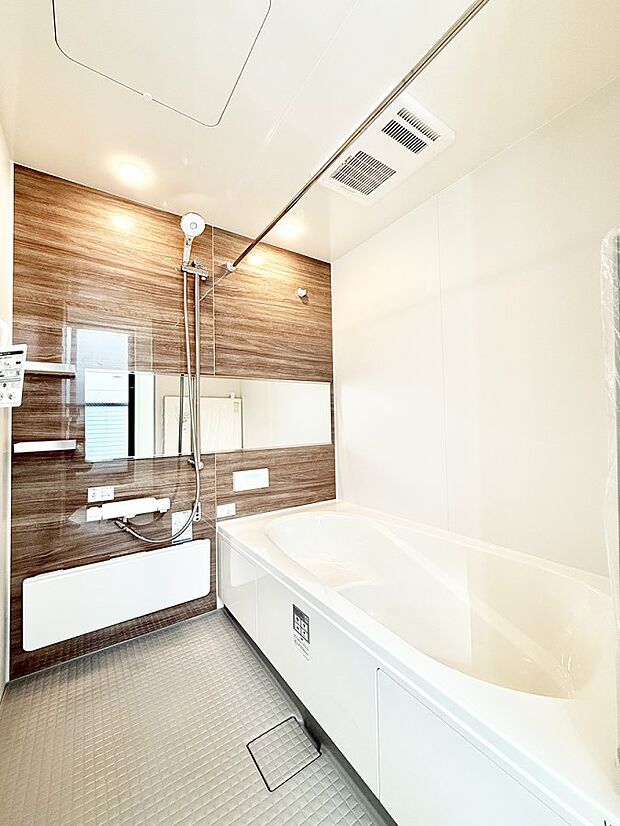 ■落ち着いた色合いの壁面、ゆっくり寛げるバスルーム