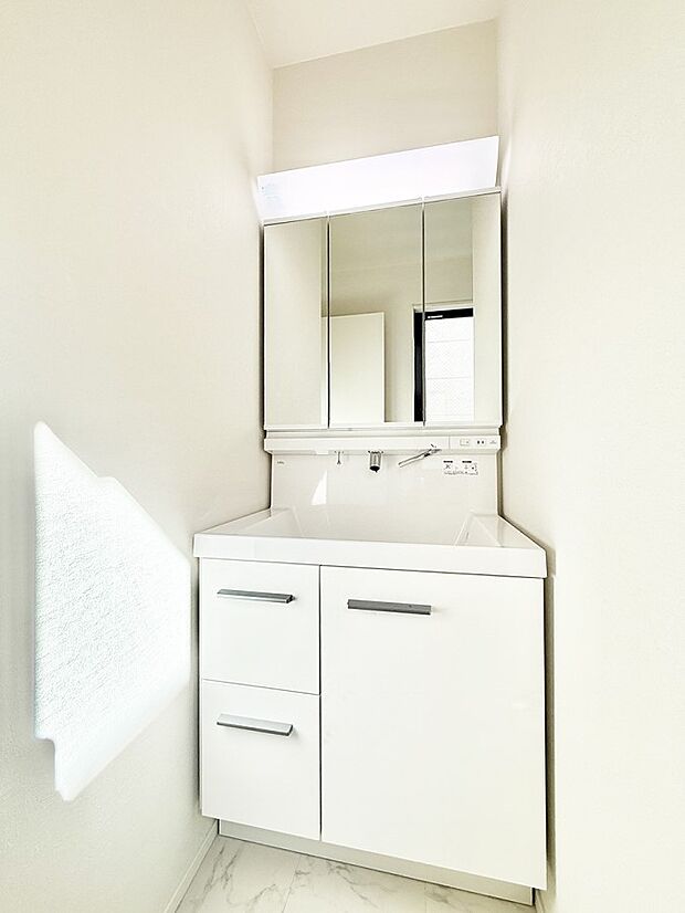 ■明るい洗面所は毎朝の歯磨きも楽しくできちゃいそうです♪