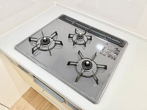 ■3口コンロのシステムキッチンで料理の手順もスムーズに