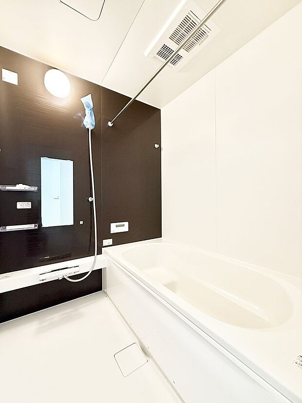 ■落ち着いた色合いの壁面、ゆっくり寛げるバスルーム