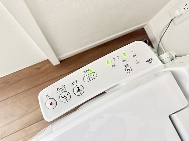 ■温水洗浄で快適、清潔感が保たれるシャワートイレ