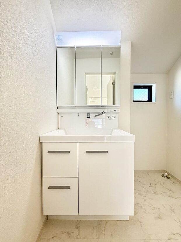 ■明るい洗面所は毎朝の歯磨きも楽しくできちゃいそうです♪