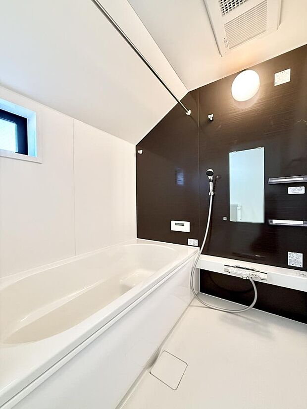 ■落ち着いた色合いの壁面、ゆっくり寛げるバスルーム