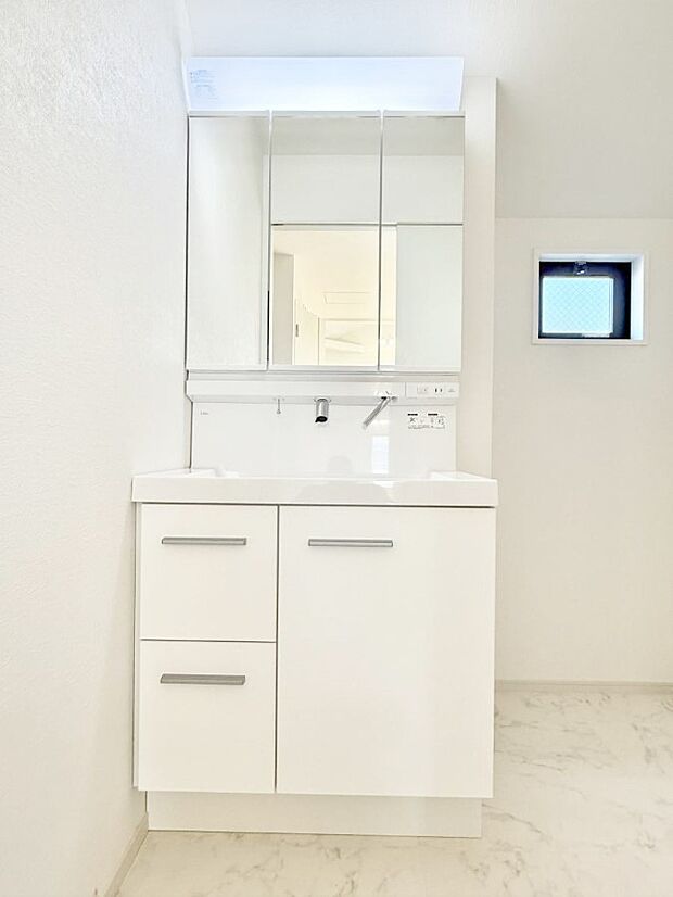 ■明るい洗面所は毎朝の歯磨きも楽しくできちゃいそうです♪