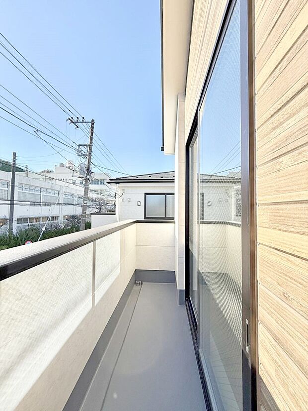 ■ 心地よい風と光を感じる、くつろぎのバルコニー