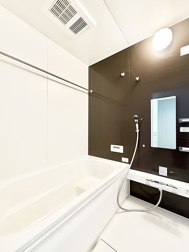 ■落ち着いた色合いの壁面、ゆっくり寛げるバスルーム