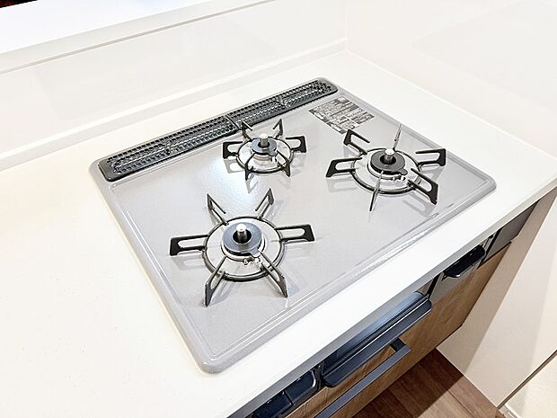 ■3口コンロのシステムキッチンで料理の手順もスムーズに