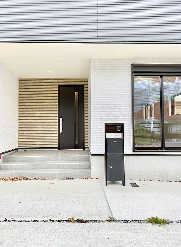 ■ シンプルで美しく、住まいの第一印象を彩る玄関です