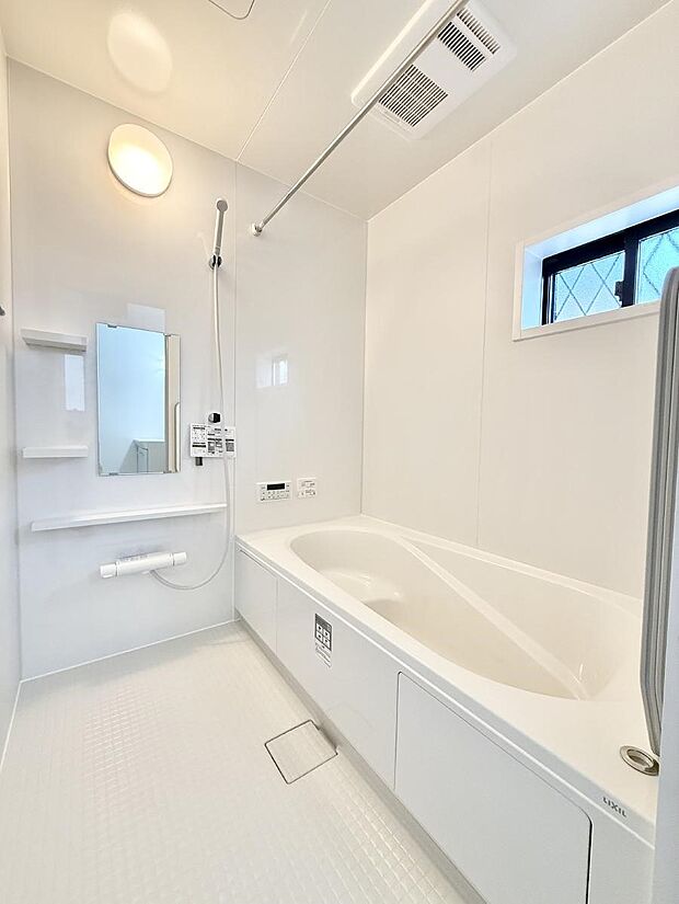 ■落ち着いた色合いの壁面、ゆっくり寛げるバスルーム