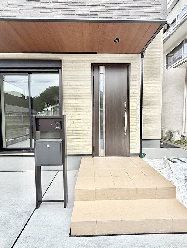 ■ シンプルで美しく、住まいの第一印象を彩る玄関です