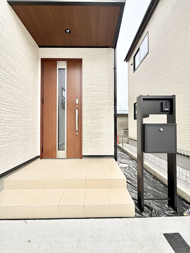 ■ シンプルで美しく、住まいの第一印象を彩る玄関です