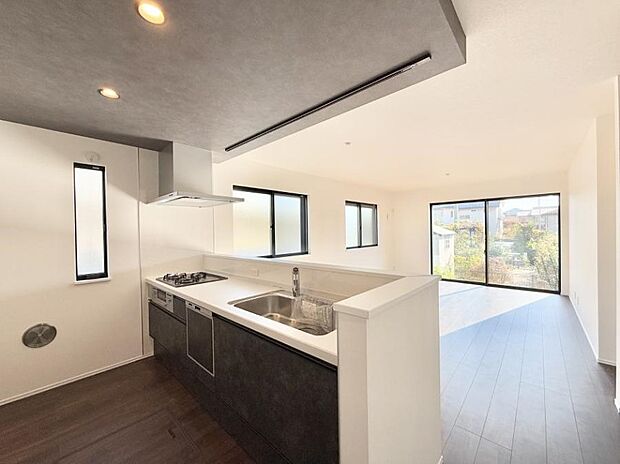 ■シンプルで機能的、毎日使いやすいキッチン