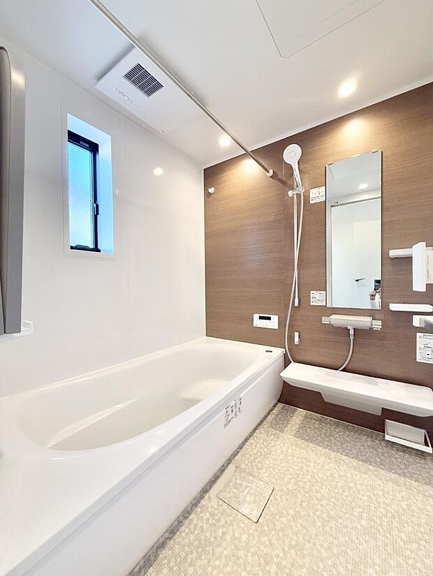 ■落ち着いた色合いの壁面、ゆっくり寛げるバスルーム