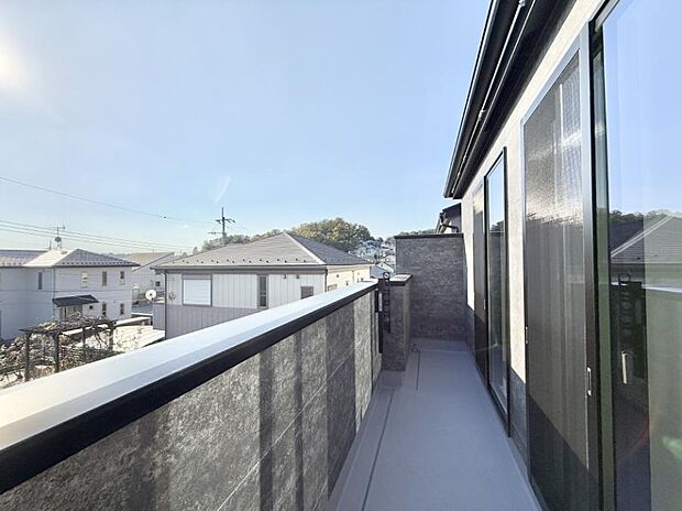 ■ 心地よい風と光を感じる、くつろぎのバルコニー