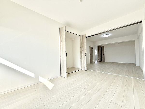 ■シンプルな空間で、収納付きベッドやデスクなど、多機能な家具を活用しやすいです
