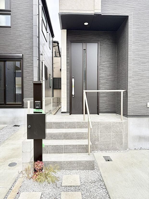 ■ シンプルで美しく、住まいの第一印象を彩る玄関です