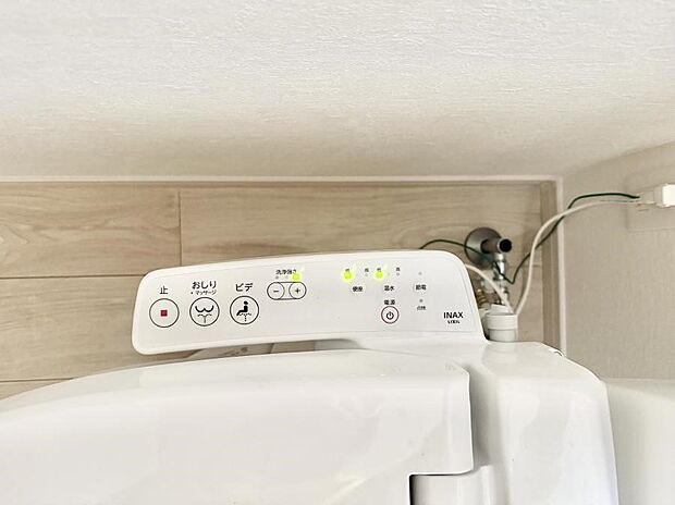 ■温水洗浄で快適、清潔感が保たれるシャワートイレ