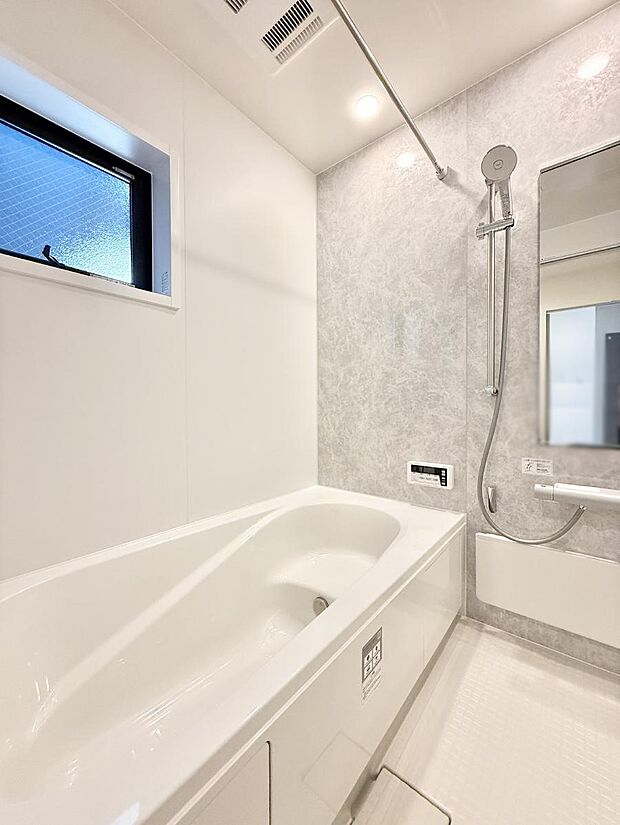 ■落ち着いた色合いの壁面、ゆっくり寛げるバスルーム