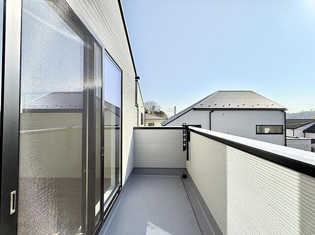 ■ 心地よい風と光を感じる、くつろぎのバルコニー