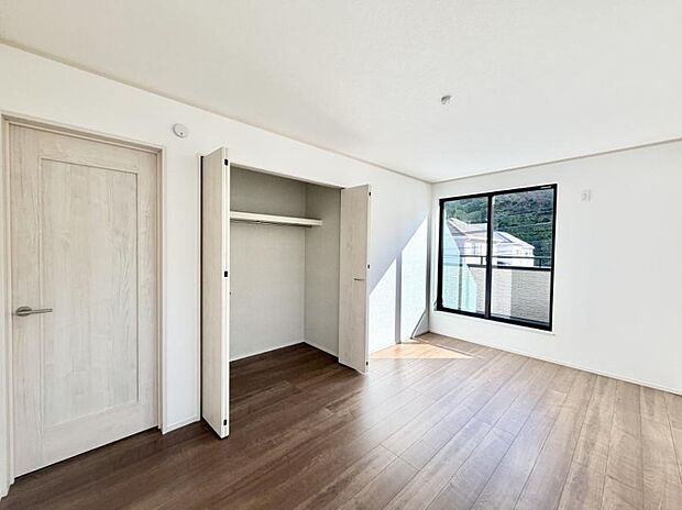 ■シンプルな空間で、収納付きベッドやデスクなど、多機能な家具を活用しやすいです