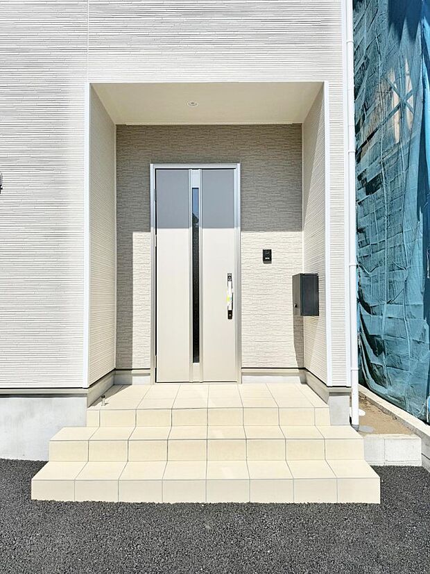 ■ シンプルで美しく、住まいの第一印象を彩る玄関です