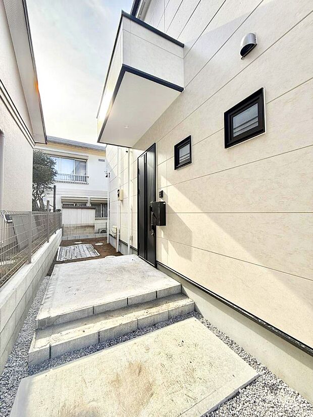 ■ シンプルで美しく、住まいの第一印象を彩る玄関です