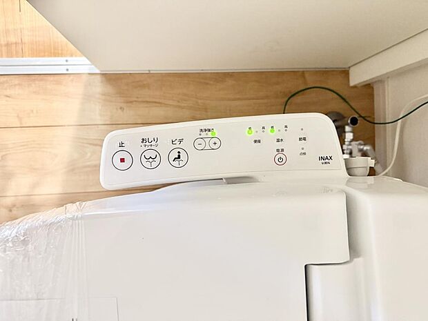 ■温水洗浄で快適、清潔感が保たれるシャワートイレ