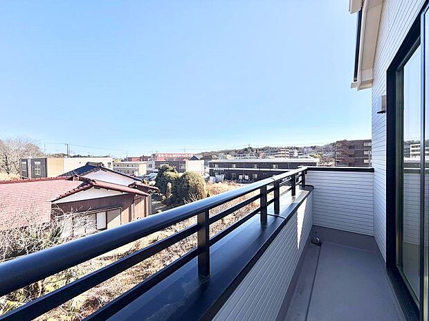 ■ 心地よい風と光を感じる、くつろぎのバルコニー