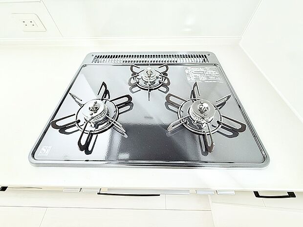 ■3口コンロのシステムキッチンで料理の手順もスムーズに