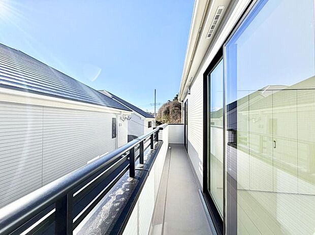 ■ 心地よい風と光を感じる、くつろぎのバルコニー