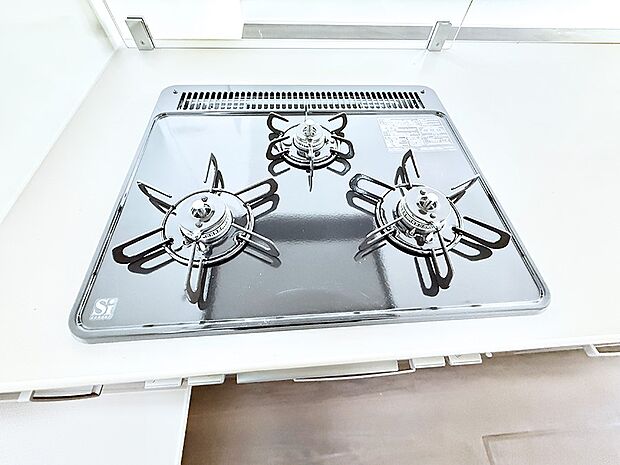 ■3口コンロのシステムキッチンで料理の手順もスムーズに